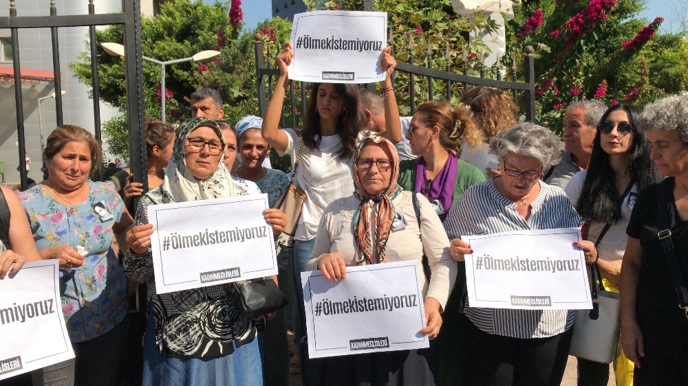 Mersinli kadınlardan ’Kübra Aşkın’ cinayeti protestosu 