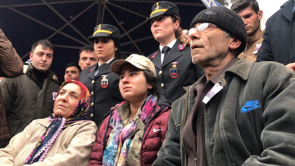 Mersinli şehidin kız kardeşi ağabeyini askeri üniforma ile uğurladı 