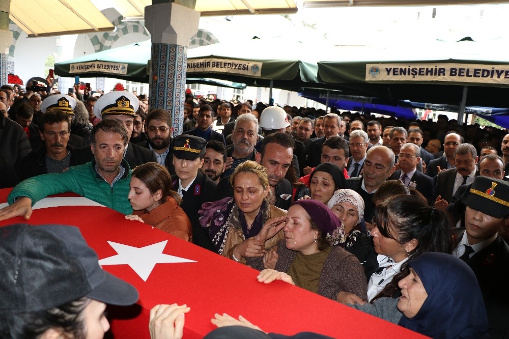 Mersinli şehit annesi, evladını asker selamı ile uğurladı 