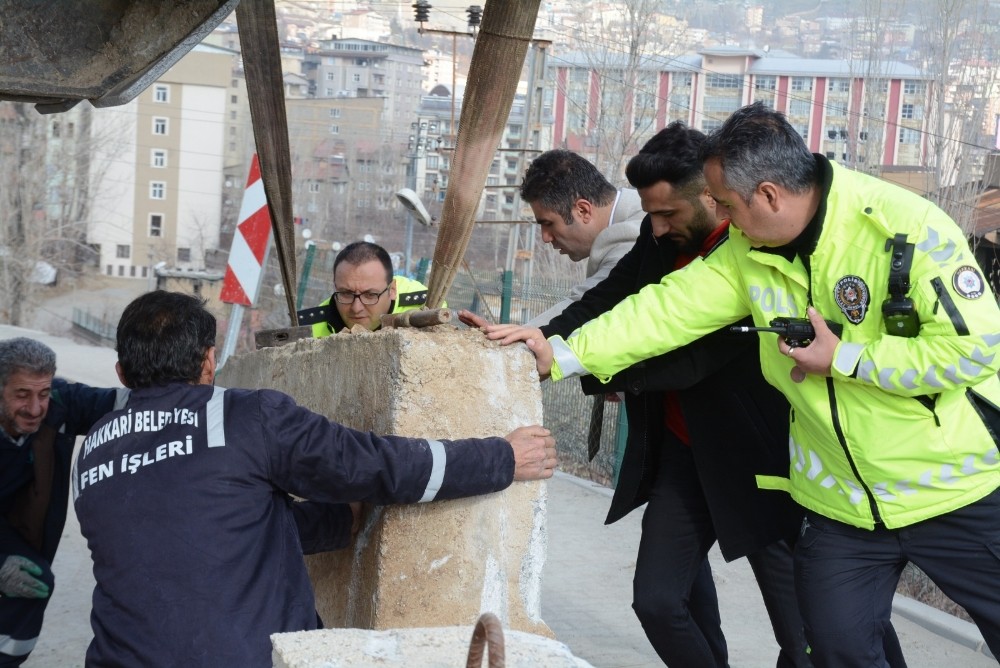 Merzan Mahallesi yoluna beton bariyer bırakıldı 