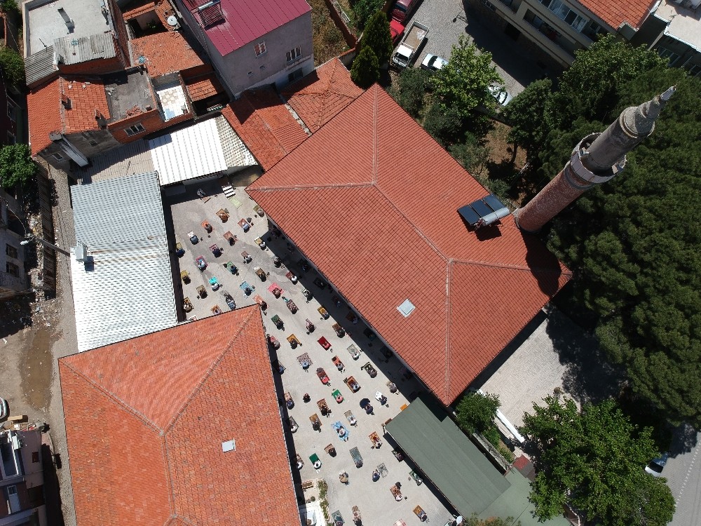 Mesafeli cuma namazı havadan görüntülendi 