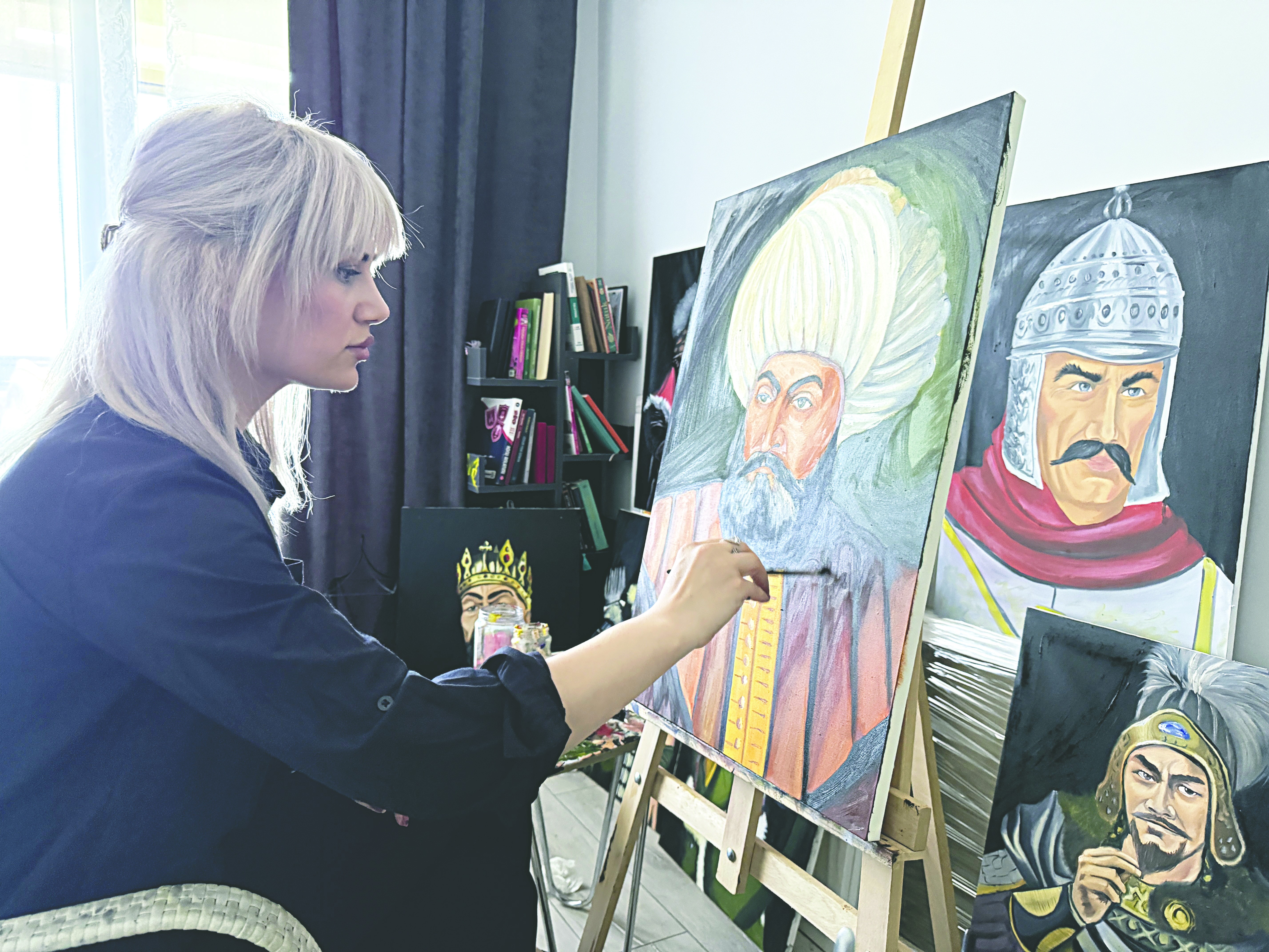 Mesai sonrası yaptığı çalışmalarla 13 kişisel sergi açtı