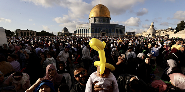 Mescid-i Aksa'da 120 bin Müslüman bayram namazını kıldı