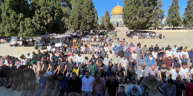 Mescid-i Aksa’da 50 bin Filistinli cuma namazı kıldı