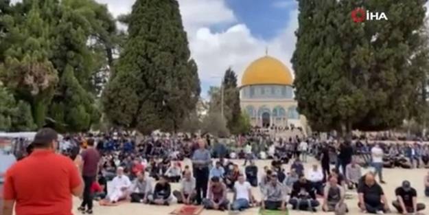 Mescid-i Aksa’da 50 bin Filistinli cuma namazını eda etti