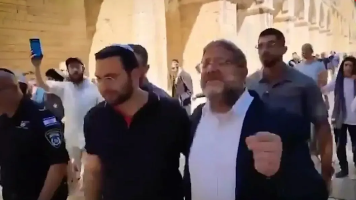 Mescid-i Aksa’da böğüren hayvan! İşgalci bakan sinir uçları ile oynuyor