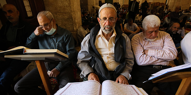 Mescid-i Aksa'da cuma coşkusu... Bazı Filistinliler engellendi