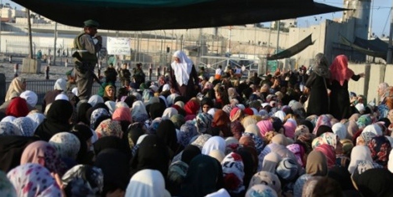 Mescid-i Aksa'da Cuma namazı öncesi izdiham