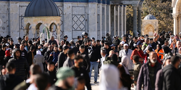 Mescid-i Aksa'da İsrail terörü! Fanatik Yahudilerden tehlikeli provokasyon