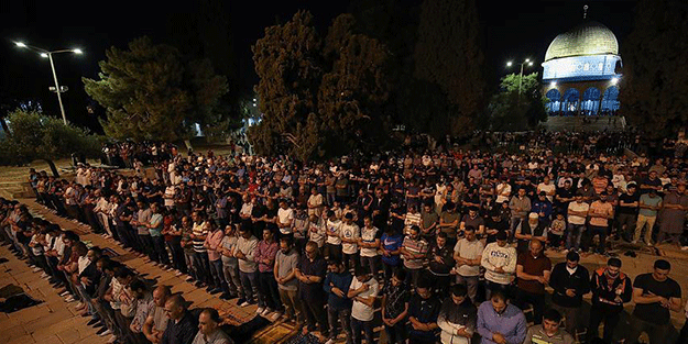 Mescid-i Aksa'da teravih coşkusu!