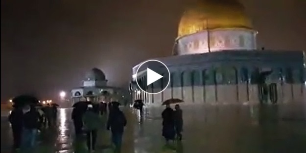 Mescid-i Aksa'da yağmur...
