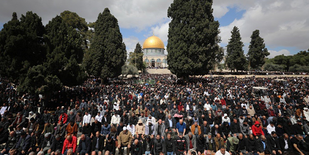 Mescid-i Aksa'daki cuma namazına rekor katılım!