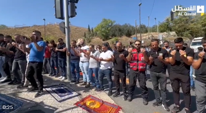 Mescid-i Aksa’ya girişleri engellenen Müslümanlar namazlarını orada kıldılar