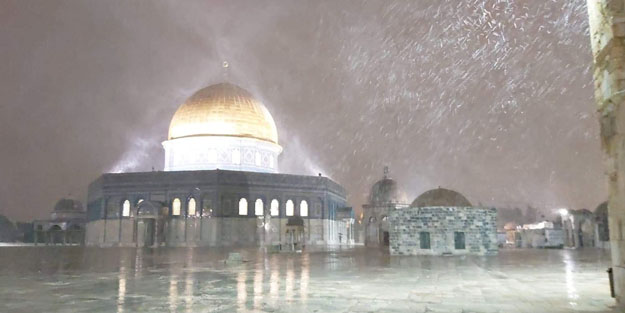 Mescid-i Aksa'ya kar yağdı