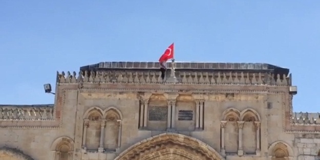 Mescid-i Aksa'ya Türk bayrağı asıldı