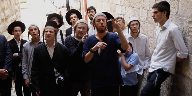 Mescid-i Aksa'ya zorla girdiler