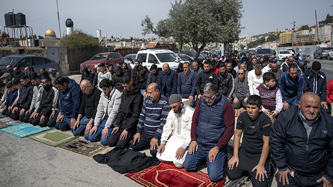 Mescid-i Aksa’yı kapattığına pişman oldu Caddeler doldu taştı