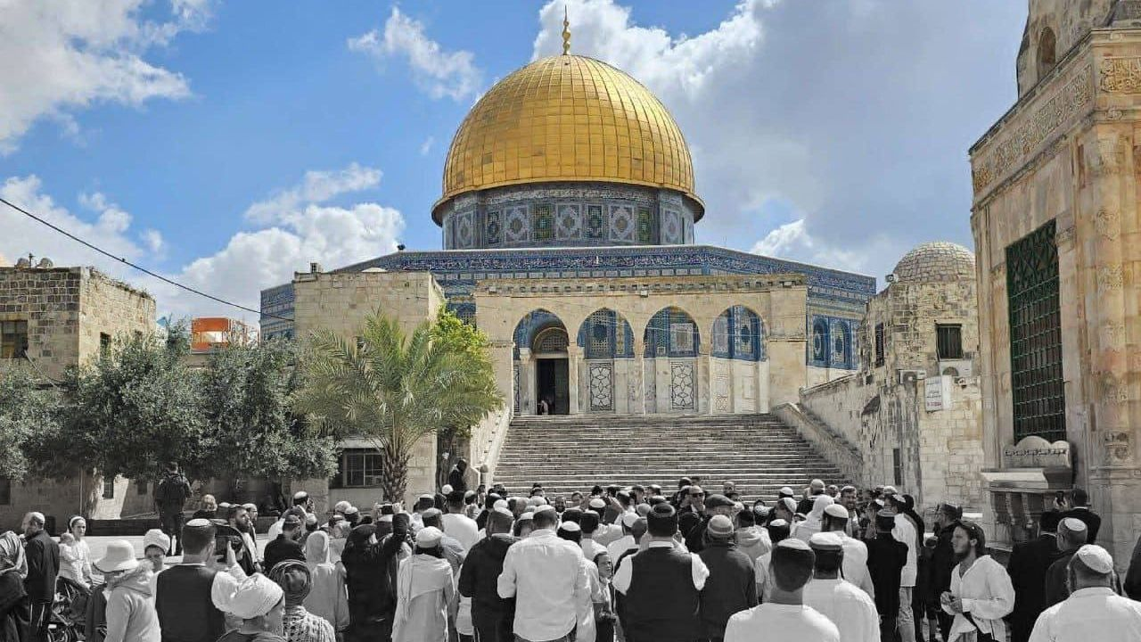 Mescid-i Aksa'yı yıkmak üzereler!