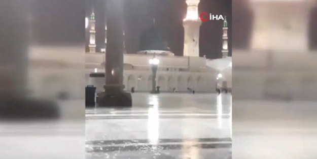 Namaz sırasında kutsal topraklara gelen rahmet dualarla karşılandı