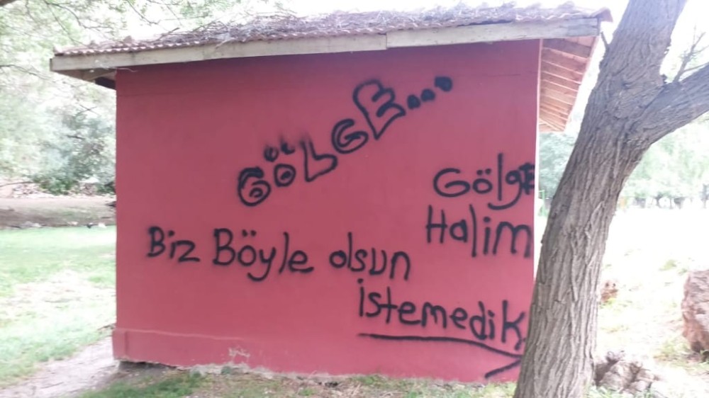 Mescidin duvarına yazı yazdılar 