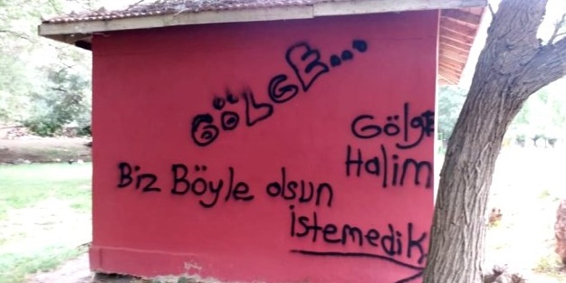 Mescidin duvarına yazı yazdılar