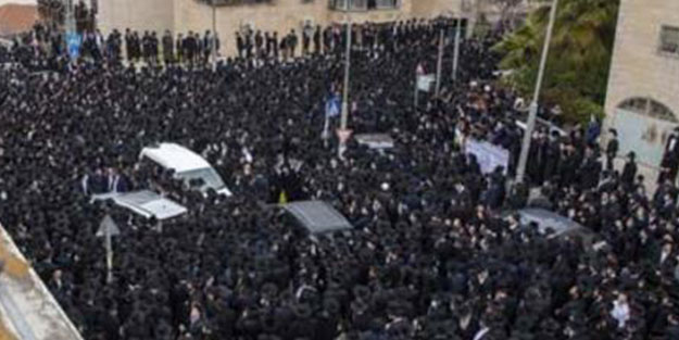 Reuters ve AP az önce servis etti! Binlerce insan arabaların önünü kesti... İğne atsan düşmez