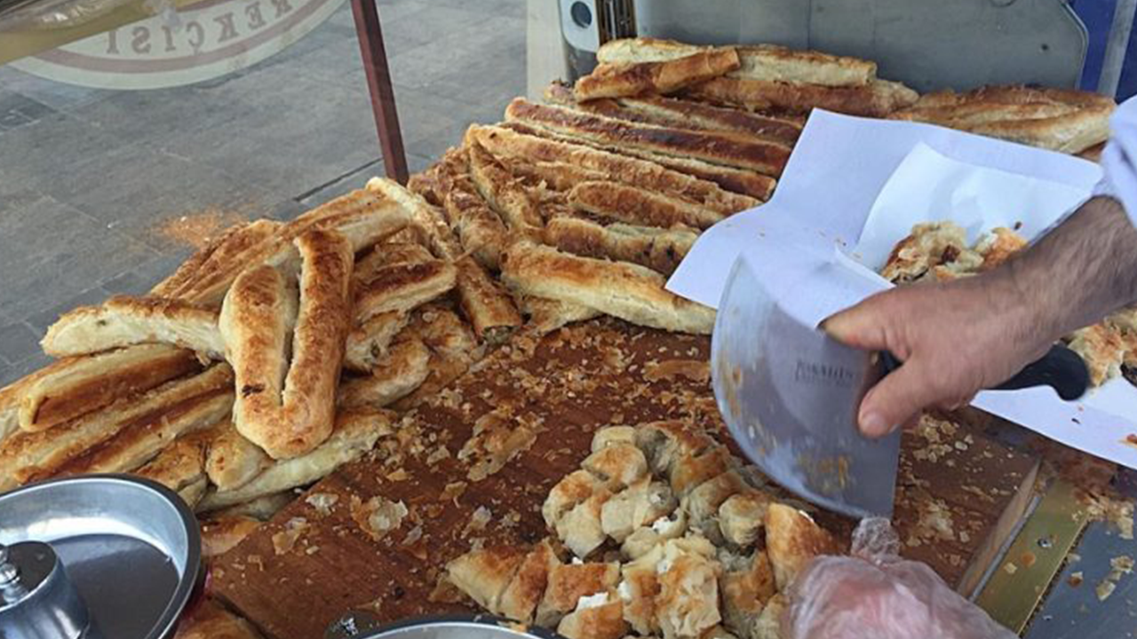 Meşhur börekçi herkesi şaşkına çevirdi! Kıyma yerine bakın ne kullanmışlar