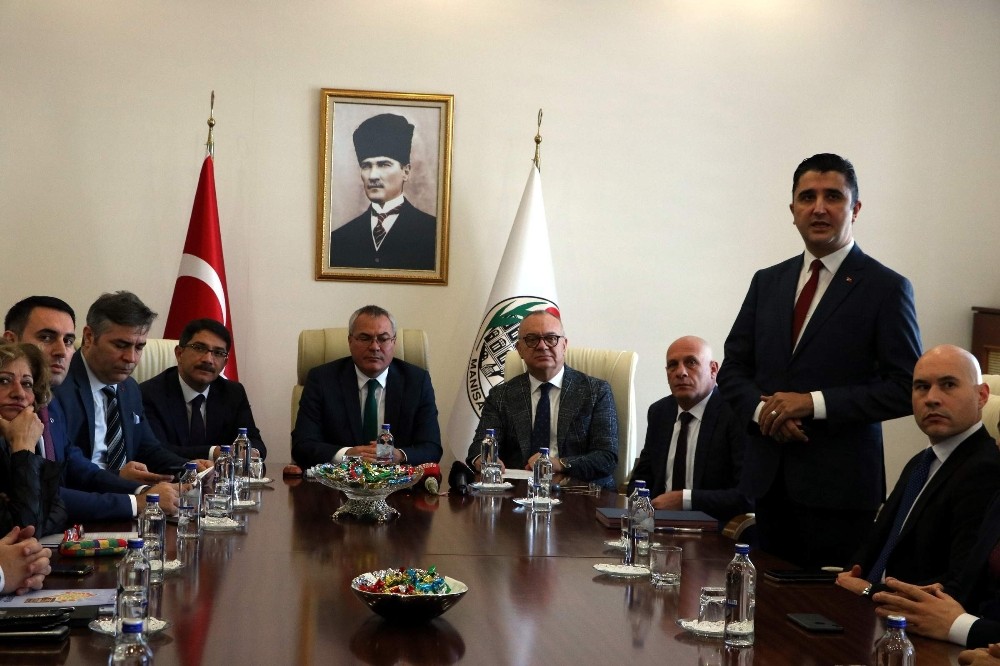 Mesir macunu ilk olarak gazetecilere saçıldı 