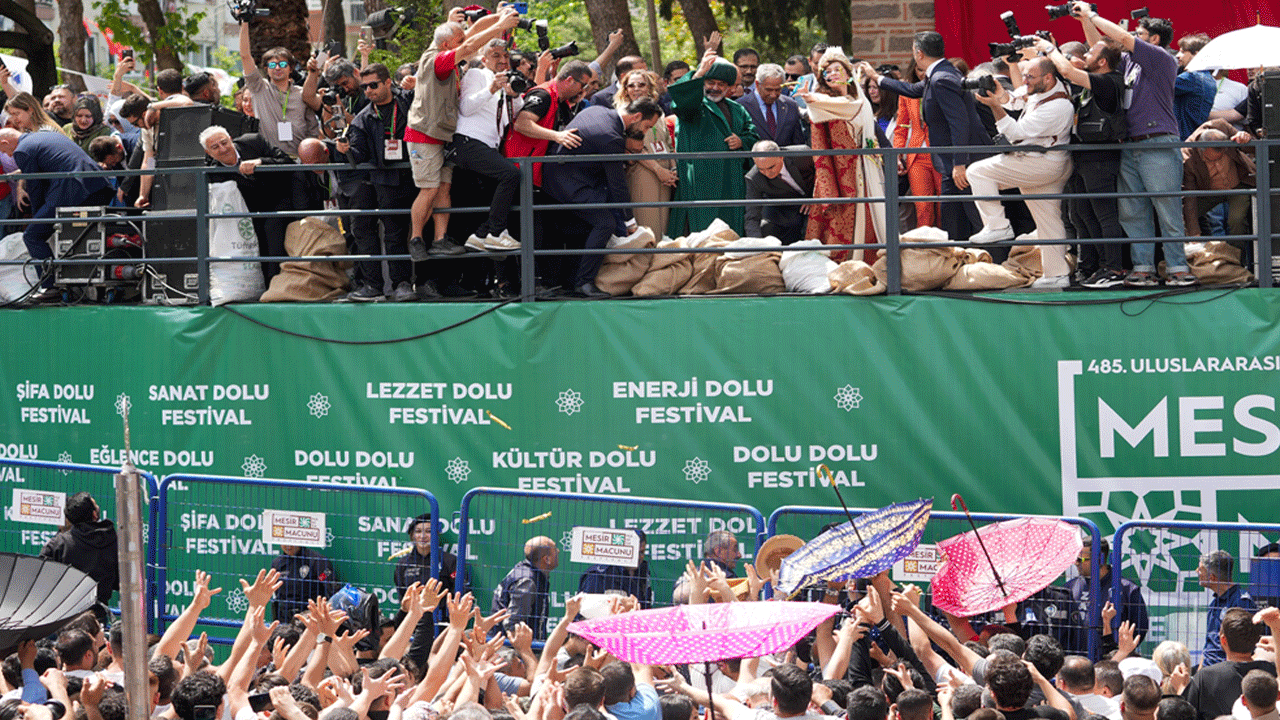 Mesir macunu izdihamı: On binlerce insan kapıştı, 8 ton macun dakikalar içinde bitti!