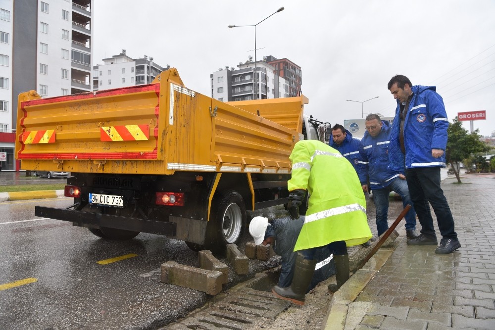 MESKİ ekipleri, su tahliye çalışmalarını aralıksız sürdürüyor 