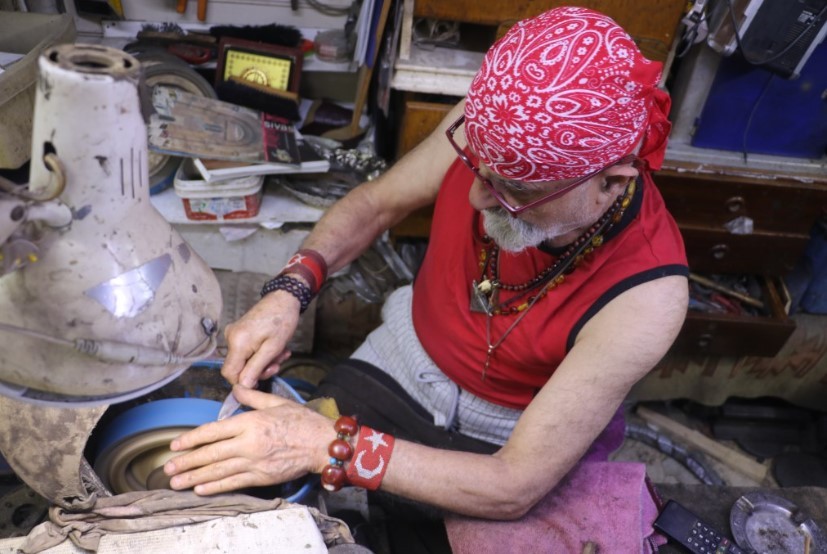 Mesleğine olan tutkusu yüzünden gözlerinden oldu! Dünyanın en küçük bıçaklarını üretiyordu