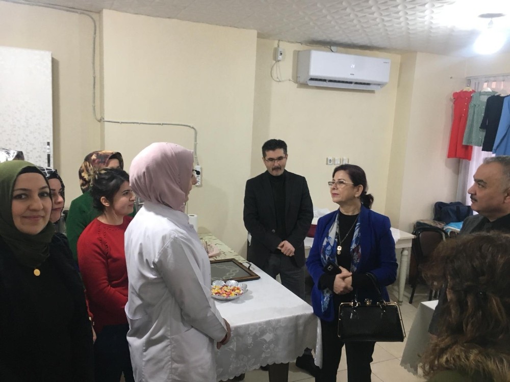 Meslek edindirme kursunda kursiyerlerle buluştular 
