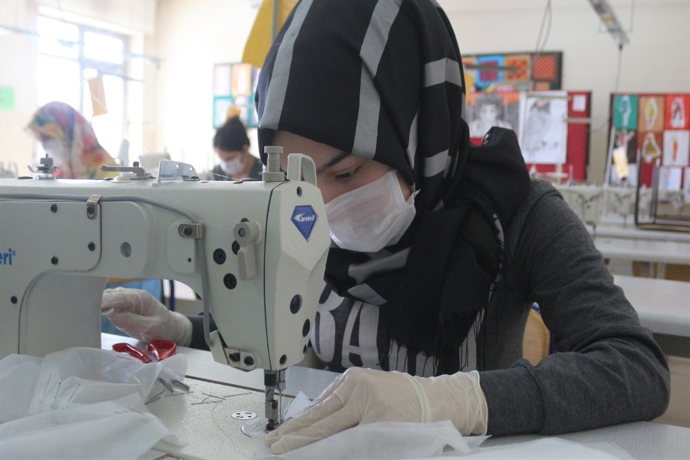 Meslek liseleri fabrika gibi maske üretiyor 