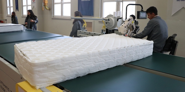 Meslek liseli öğrencilerden depremzedeler için yatak üretimi