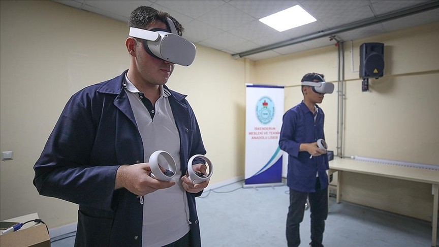 Meslek liseliler, çalışma hayatına sanal gerçeklik gözlüğüyle hazırlanıyor