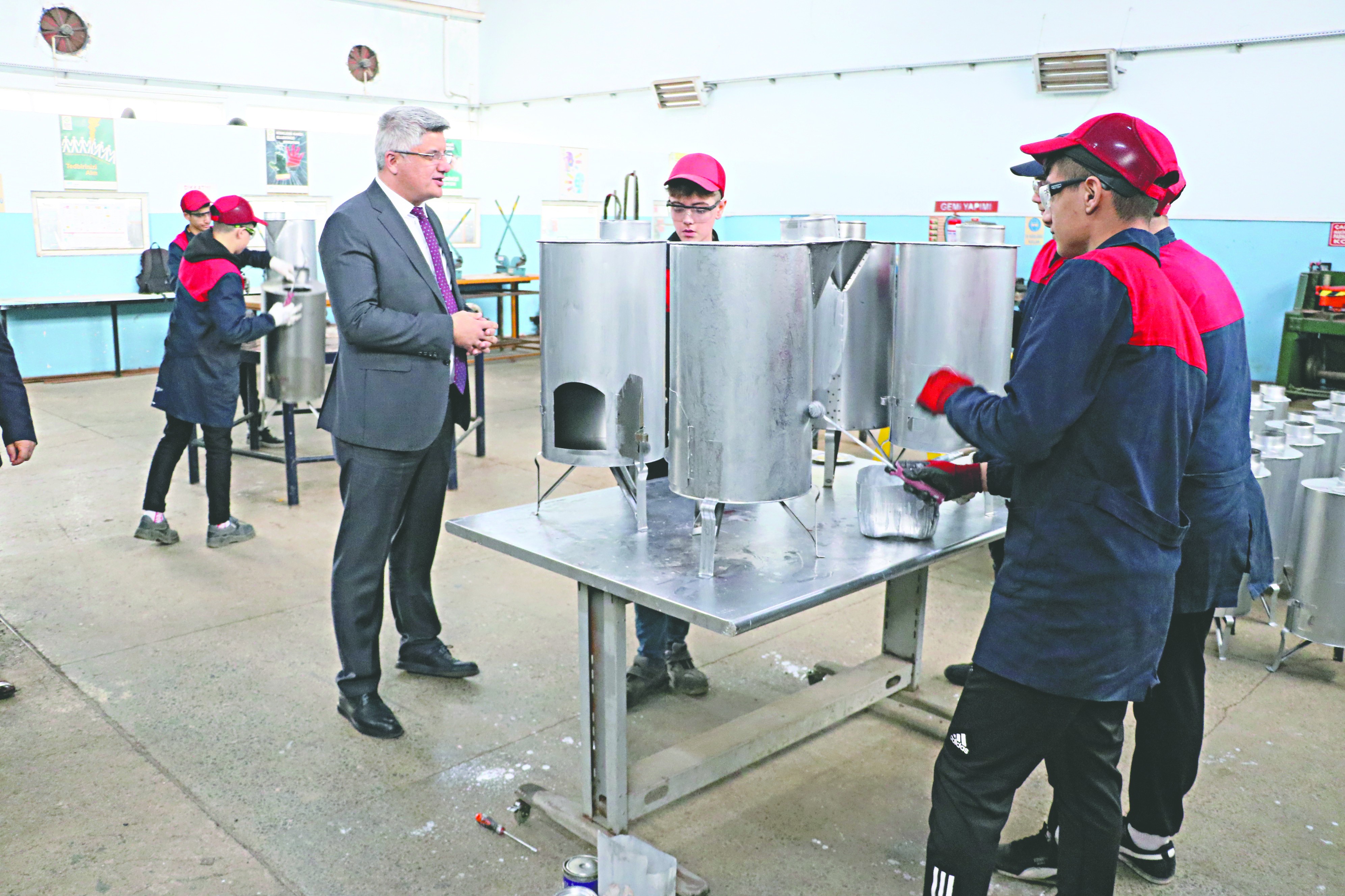 Meslek liseliler depremin yaralarını sarıyor