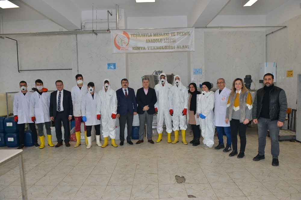 Meslek lisesi öğrencileri koronavirüse karşı günde 20 ton dezenfektan üretiyor 
