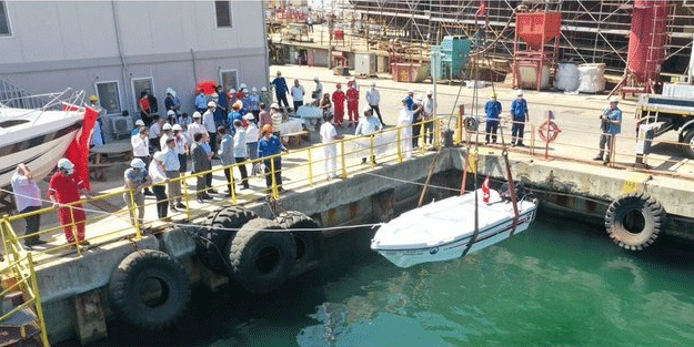 Meslek lisesi öğrencilerinin yaptığı tekne denizle buluştu
