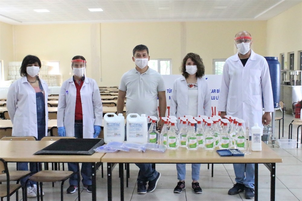 Meslek lisesi öğretmenleri LGS için seri ‘dezenfektan’ üretimine başladı 