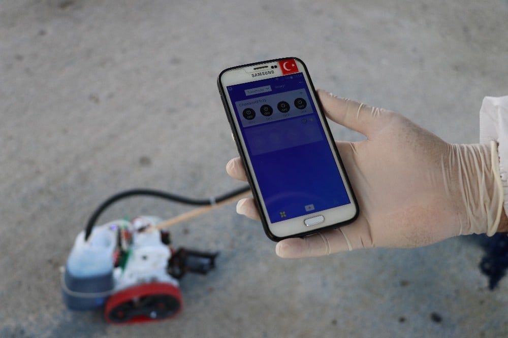 Meslek lisesi öğretmenleri mobil dezenfektan robotu üretti 