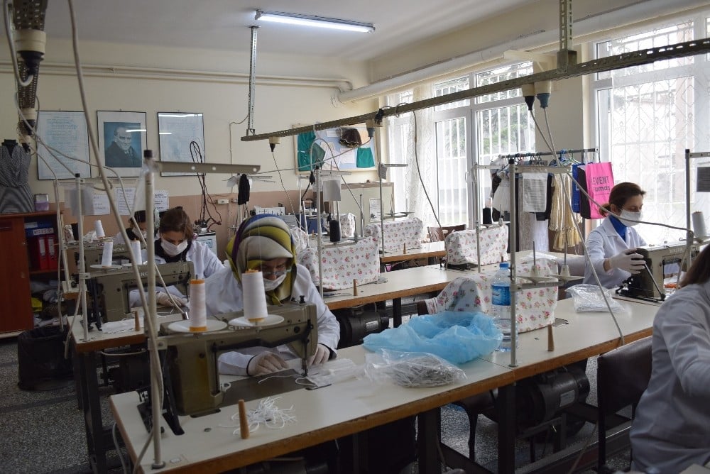 Meslek lisesi öğretmenlerinden maske üretimi 