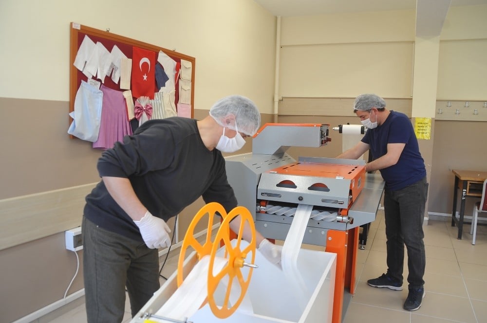 Meslek lisesi seri maske üretimine geçti 