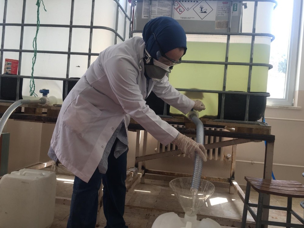 Meslek lisesinde 1 ayda 70 ton dezenfektan üretildi 