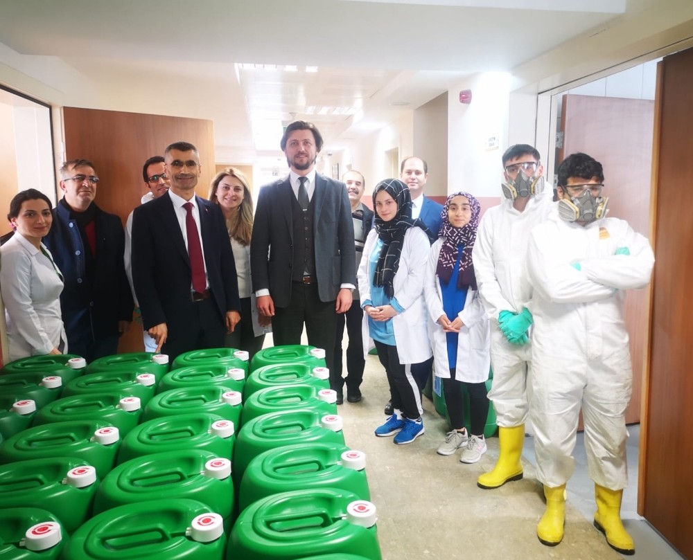 Meslek lisesinde dezenfektasyon üretimi devam ediyor 