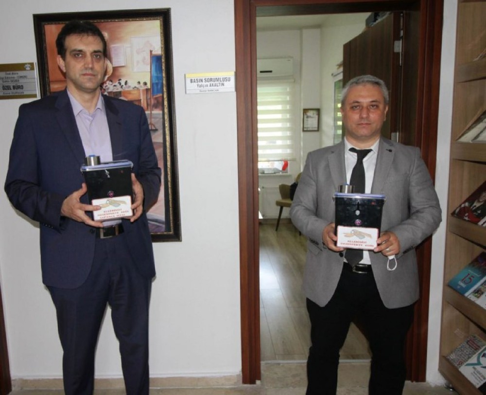 Meslek lisesinde el sensörlü dezenfektan cihazı üretildi 