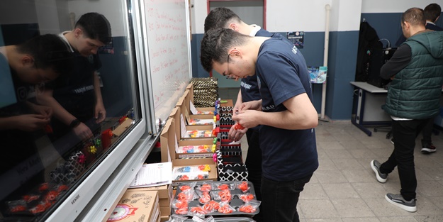 Meslek lisesinde üretilip deprem bölgesindeki okullara gönderiliyor