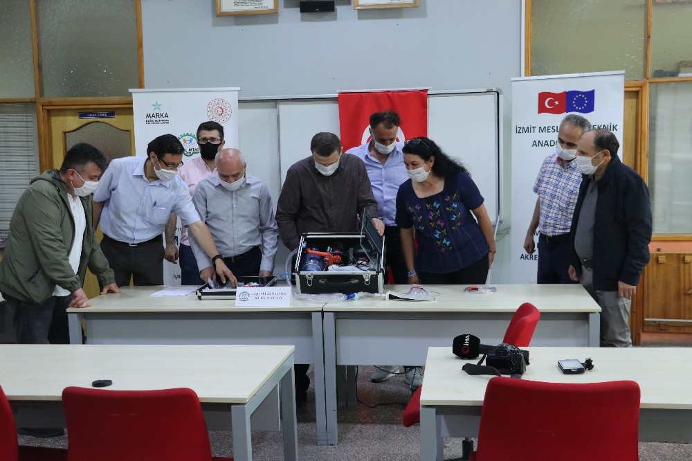 Meslek lisesindeki 8 öğretmen 25 günde taşınabilir solunum cihazı üretti 