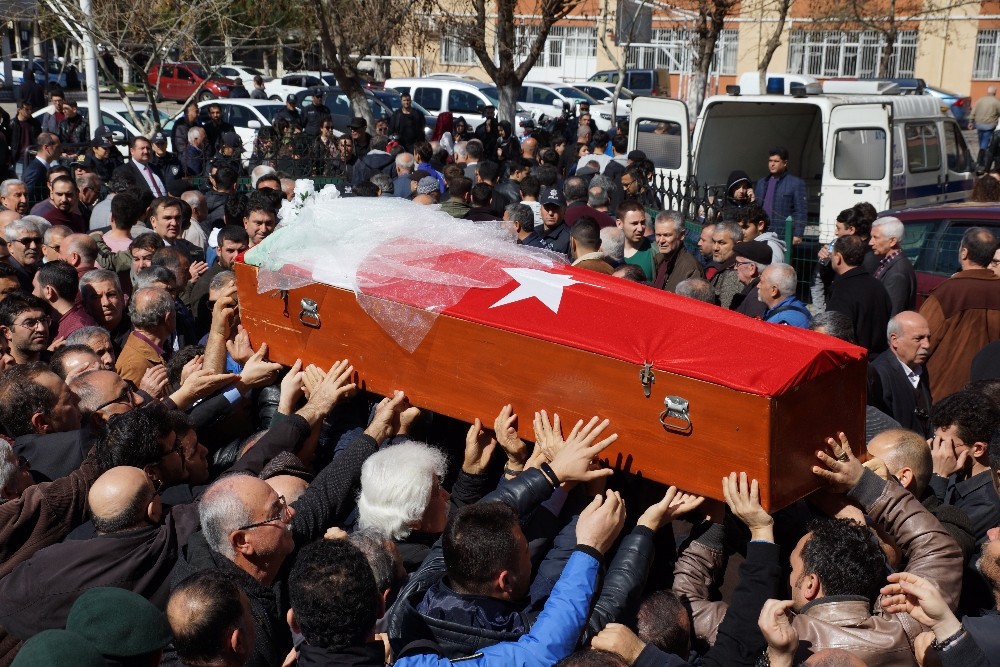 Meslektaşı tarafından öldürülen kadın polis son yolculuğuna duvağıyla uğurlandı 