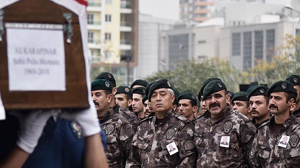 Meslektaşları şehit polisi böyle uğurladı