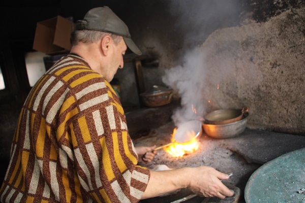 Meslektaşları teknolojiye direnemedi! 84 yıldır bu dükkanın ateşi sönmüyor